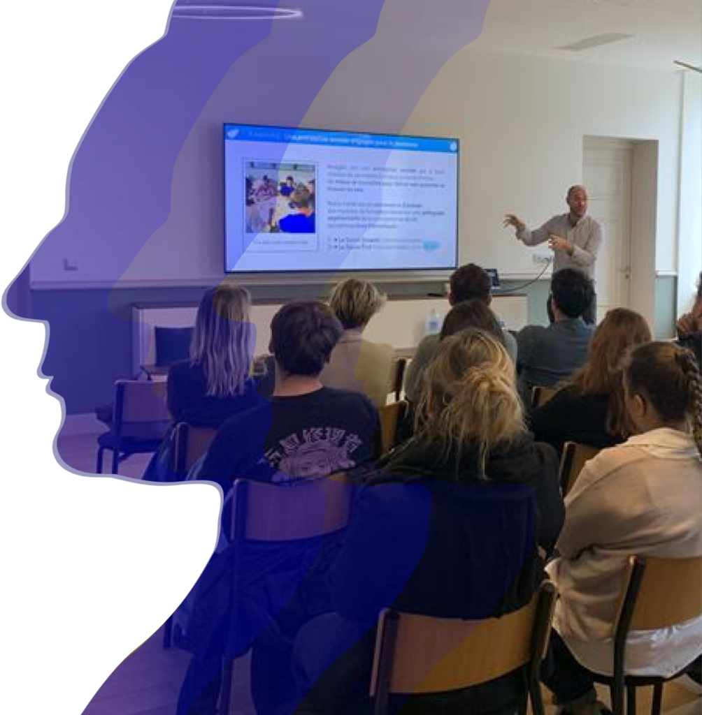 Voltaire Les collaborateurs du Groupe Voltaire assistent à une intervention pendant la plénière de rentrée, avec en superposition le profil de Voltaire